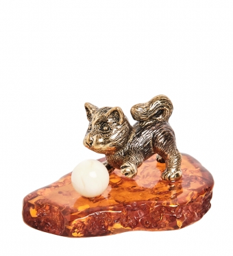 Фигурка «Котик с шариком» латунь, янтарь 764A09