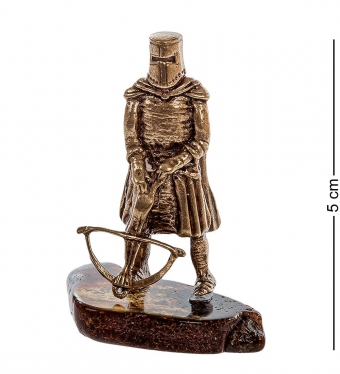 Фигурка «Рыцарь с арбалетом» латунь, янтарь 5I70HM